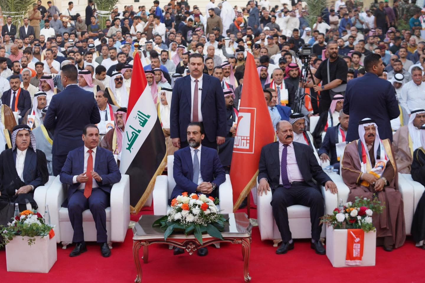 قيادات الحزب وشيوخ العشائر في تجمع جماهيري بإحدى المحافظات