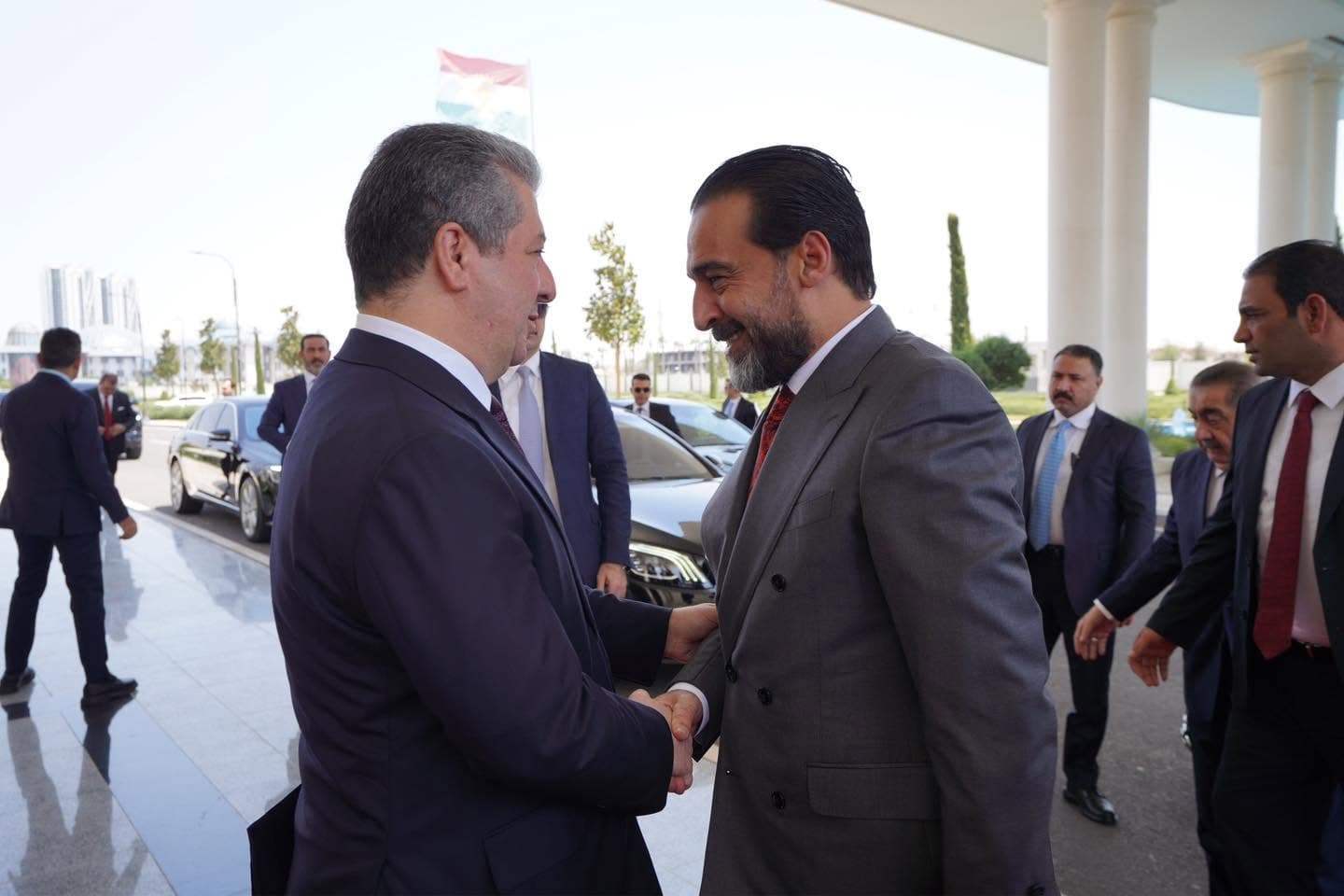 رئيس حزب تقدم يصافح رئيس حكومة إقليم كردستان لدى استقباله